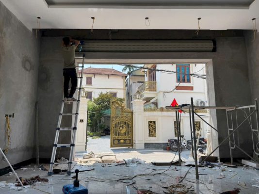 Khảo sát cửa cuốn trước khi xây thô tại công trình
