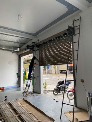 Thi công lắp đặt cửa cuốn tại công trình