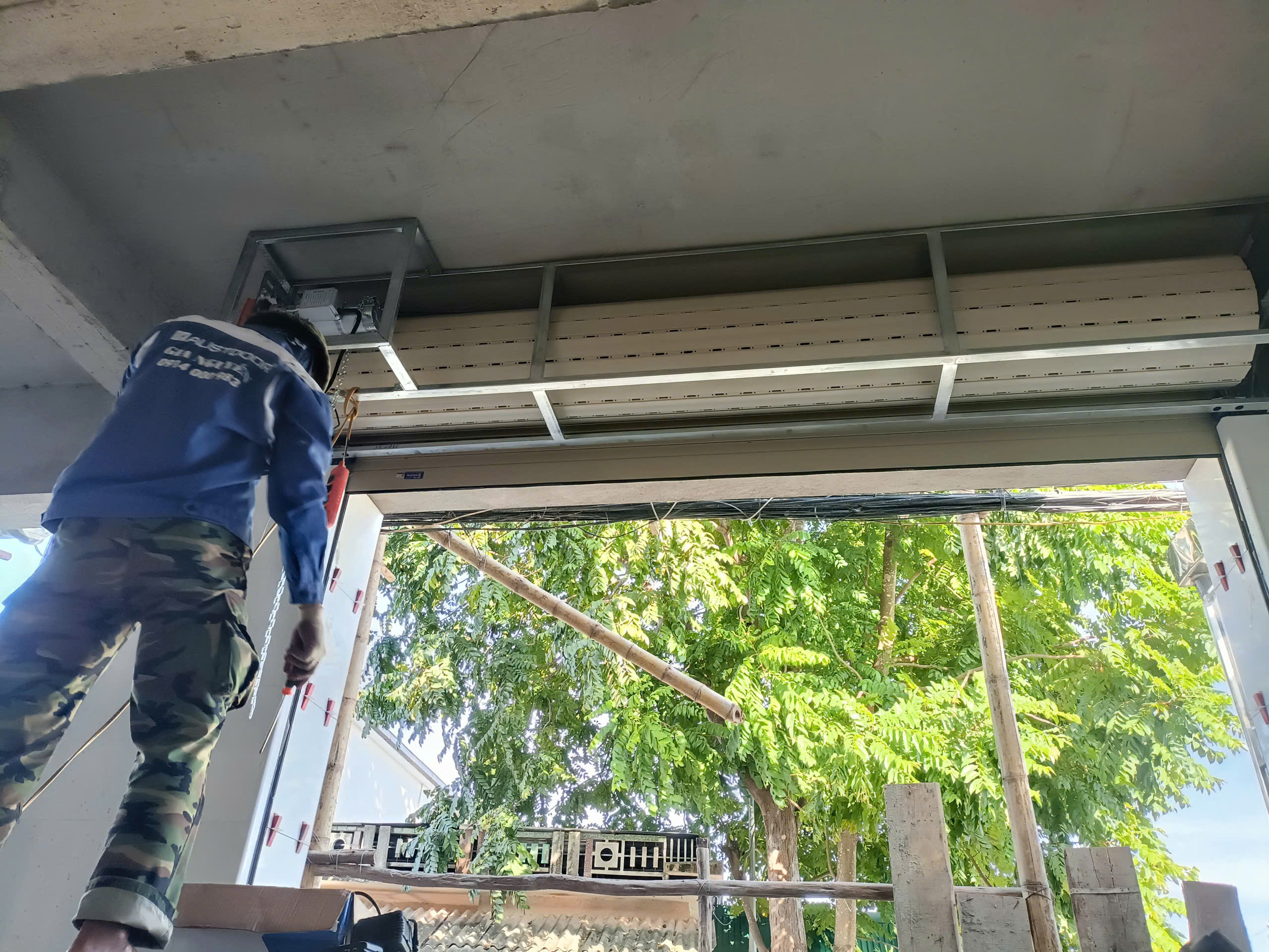 Khu vực lô cuốn và thiết bị phía trên ô cửa