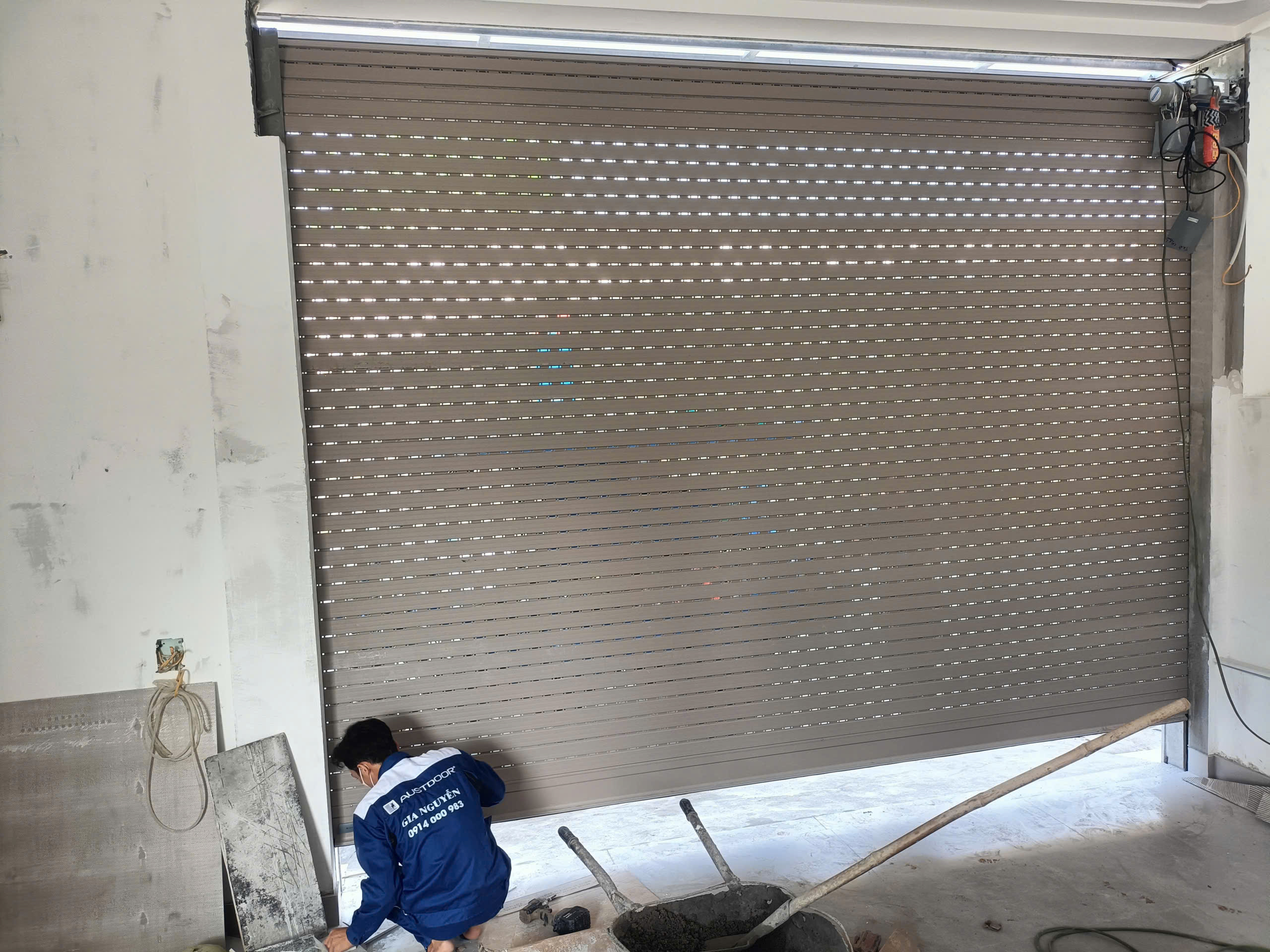 Thân cửa cuốn khe thoáng và hệ ray tại công trình